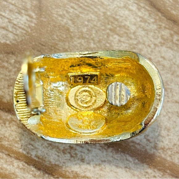 Mimi Di N Signed Vintage 1974 Gold Tone and White Enamel Clip On Earrings - Picture 8 of 9